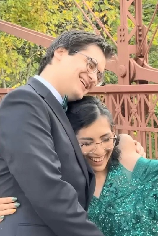 美国 #网红 “连体婴”姐妹共同生殖器，其中的 姐姐 结婚 了 ，三人怎么相处？姐姐会这么做 #奇闻异事 #连体儿 #连体 #连体姐妹2020年姐姐卡门透过交友APP认识一名男子丹尼尔（Daniel McCormack），两人坠入爱河