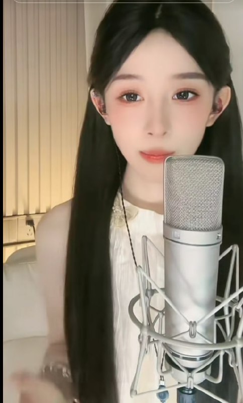 刷Tiktok,遇到个媚外国女直播，对直播间说中文的极尽贬低讽刺，对外国的都一个个像爹一样友好