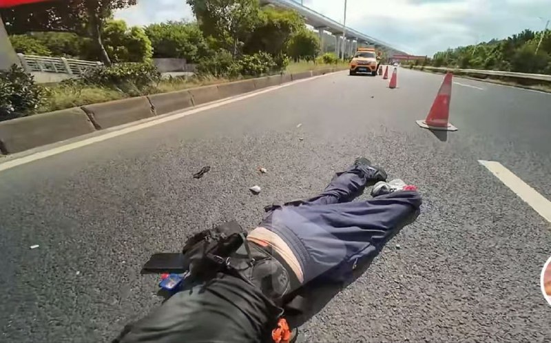 十次事故九次快！！又一位 #女骑士 倒下了 26日，有网友爆料：S122江苏 南京 方向，一位女骑疑似车速过快失控摔倒，人已昏迷，一只脚似乎断了，目前已经送医抢救，希望平安吧