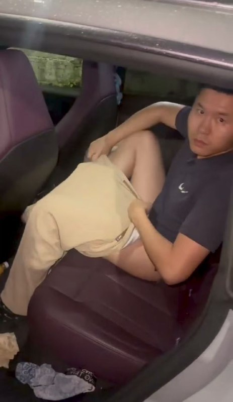 #车震 #翻车 被抓正着，裤子 没穿上 #抓奸#车震 #翻车 被抓正着，裤子 没穿上 #抓奸