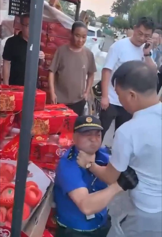 #城管 #打架 口水战 升级 #吐口水#城管 #打架 口水战 升级 #吐口水