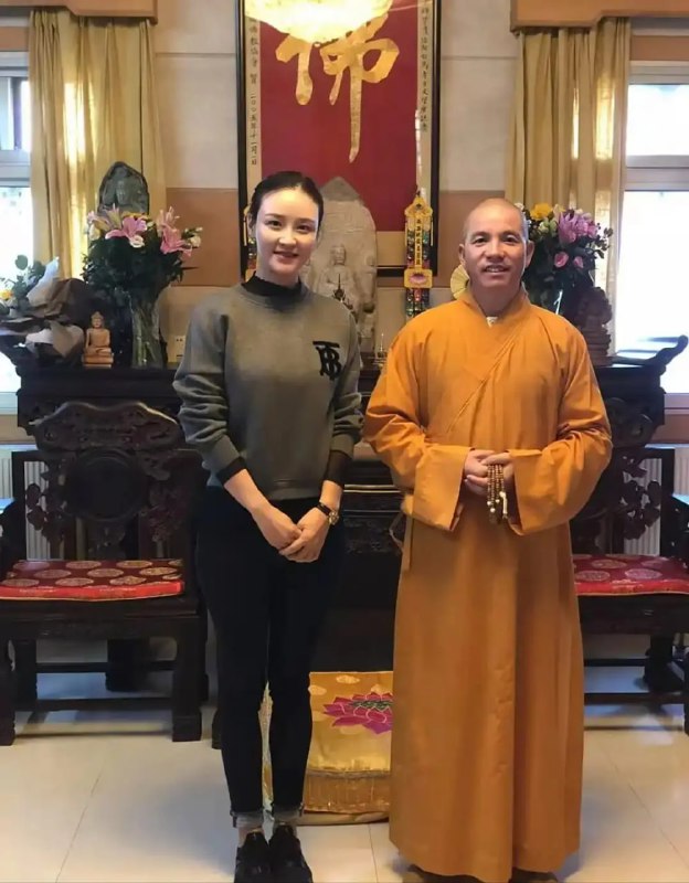 花开见佛，佛近女色——佛已在天上摇头了 中国 河南 少林寺 走了一个花和尚，又来一个花和尚，还是钦点的 #和尚 #佛教花开见佛，佛近女色——佛已在天上摇头了 中国 河南 少林寺 走了一个花和尚，又来一个花和尚，还是钦点的 #和尚 #佛教