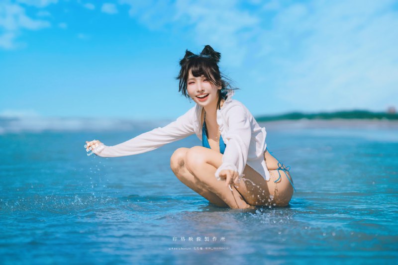 海風之歌——耀眼的碧海青空下，她的笑声没入浪花，赤足带来的凉意铭刻着流失的夏天#慕慕Momo #反差 #巨乳