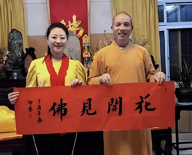 花开见佛，佛近女色——佛已在天上摇头了 中国 河南 少林寺 走了一个花和尚，又来一个花和尚，还是钦点的 #和尚 #佛教花开见佛，佛近女色——佛已在天上摇头了 中国 河南 少林寺 走了一个花和尚，又来一个花和尚，还是钦点的 #和尚 #佛教