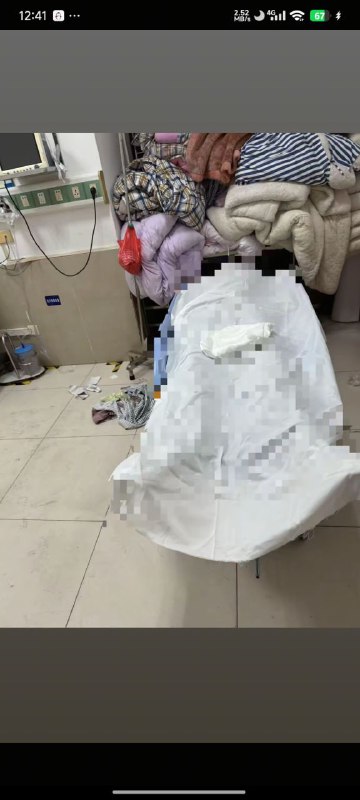 在 商场 玩 真人CS 用 帆布 当 掩体 掉下去摔死在 商场 玩 真人CS 用 帆布 当 掩体 掉下去摔死