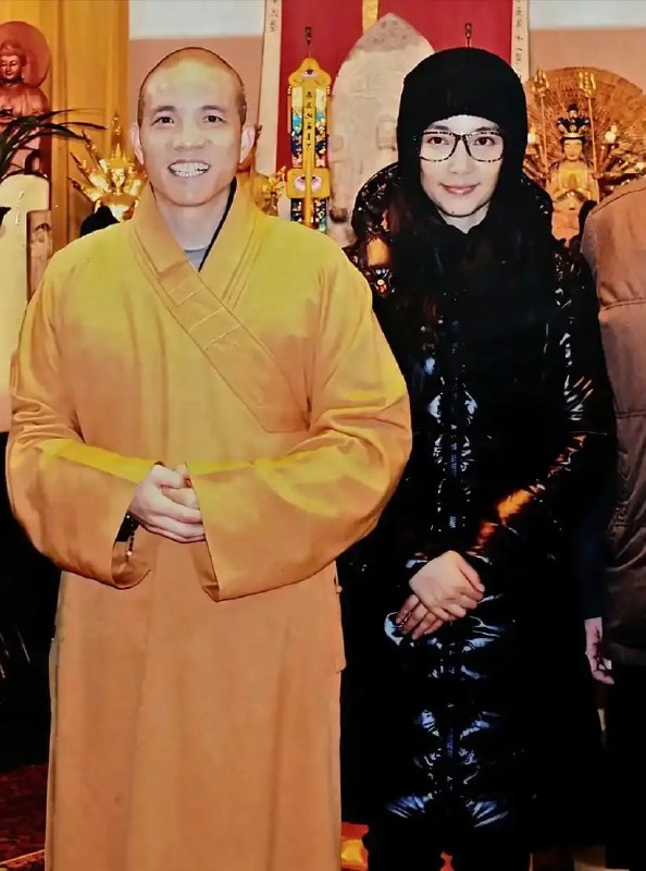 花开见佛，佛近女色——佛已在天上摇头了 中国 河南 少林寺 走了一个花和尚，又来一个花和尚，还是钦点的 #和尚 #佛教花开见佛，佛近女色——佛已在天上摇头了 中国 河南 少林寺 走了一个花和尚，又来一个花和尚，还是钦点的 #和尚 #佛教