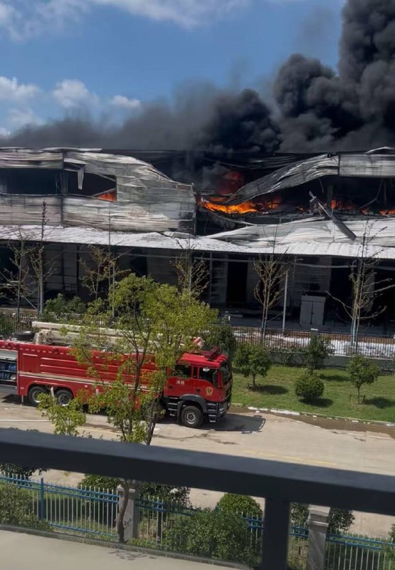 21日 安徽 滁州 全椒武岗网友爆料：疑似某园区内发生火情，浓烟滚滚，很远都能看到