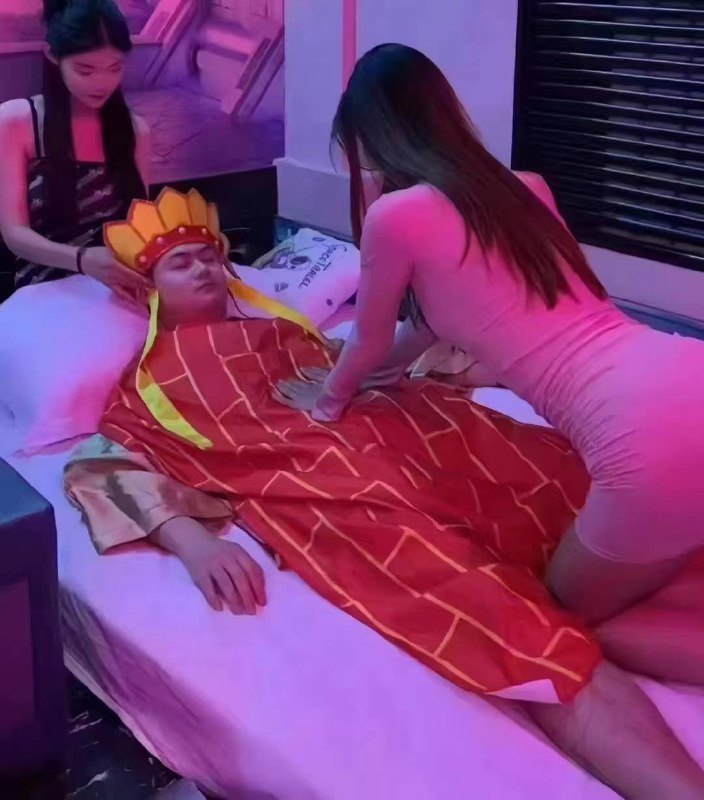 释永信 一边踩缝纫机，一边问旁边踩缝纫机的 李铁 :“少林功夫加上足球，有没有搞头 #少林寺 #和尚释永信 一边踩缝纫机，一边问旁边踩缝纫机的 李铁 :“少林功夫加上足球，有没有搞头 #少林寺 #和尚