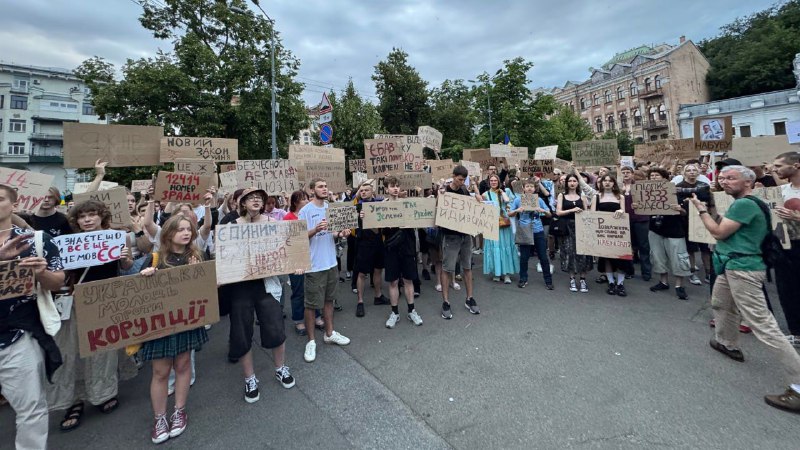 反对国家反腐败局（НАБУ）和特别反腐败检察院（САП）法案的抗议活动第四天：乌克兰人在基辅及其他城市集会7月25日，基辅的抗议者聚集在以伊万·弗兰科命名的剧院广场