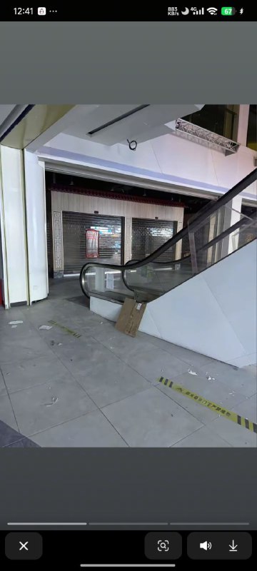 在 商场 玩 真人CS 用 帆布 当 掩体 掉下去摔死在 商场 玩 真人CS 用 帆布 当 掩体 掉下去摔死