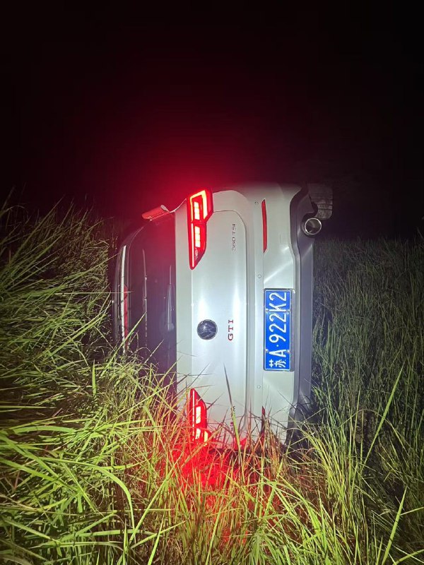 夜间 开车 🤣 安全第一 #翻车 #车祸夜间 开车 🤣 安全第一 #翻车 #车祸