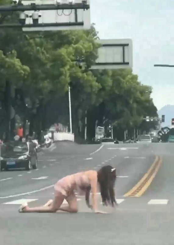#爬行 集美 #裸女 #精神小妹 吸大了 ？#爬行 集美 #裸女 #精神小妹 吸大了 ？