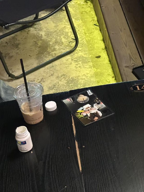 上次在金山大桥要 跳桥 的那个小伙子，今天晚上在咖啡店拿着前女友的照片，然后吃药， 安乐死 了 #自杀 #感情问题 已辟谣上次在金山大桥要 跳桥 的那个小伙子，今天晚上在咖啡店拿着前女友的照片，然后吃药， 安乐死 了 #自杀 #感情问题 已辟谣