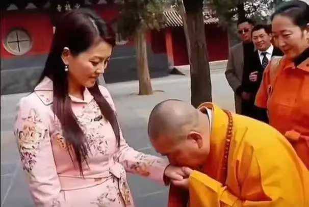 释永信 一边踩缝纫机，一边问旁边踩缝纫机的 李铁 :“少林功夫加上足球，有没有搞头 #少林寺 #和尚释永信 一边踩缝纫机，一边问旁边踩缝纫机的 李铁 :“少林功夫加上足球，有没有搞头 #少林寺 #和尚