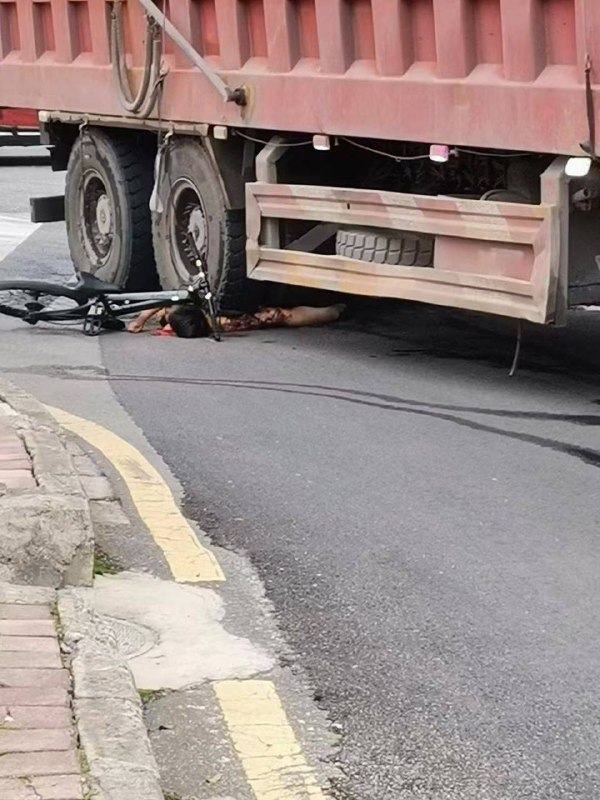 路口转弯被卷到货车底下了 #货车 #碾压 #尸体 #收尸路口转弯被卷到货车底下了 #货车 #碾压 #尸体 #收尸