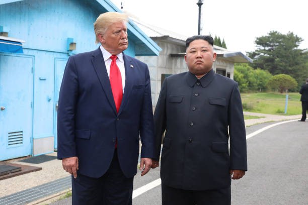 2019年 6 月 30 日，韩国和朝鲜的非军事区 (DMZ) 内拍摄的朝鲜领导人金正恩和美国总统唐纳德·特朗普会面照片