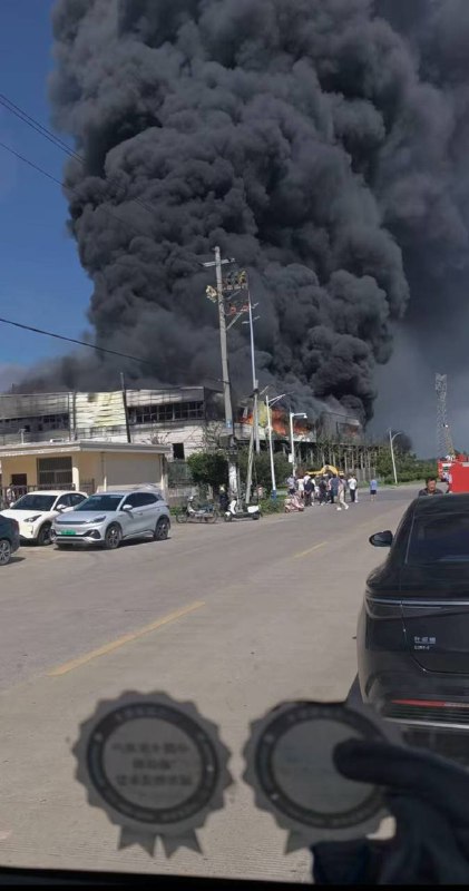21日 安徽 滁州 全椒武岗网友爆料：疑似某园区内发生火情，浓烟滚滚，很远都能看到